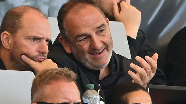 Auf der Tribüne: Frank Schmidt (r.)