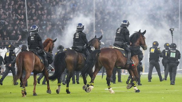 Berittene Polizei bei den Krawallen in Mannheim