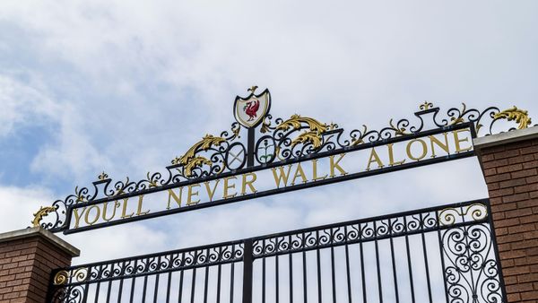 Die Shankly Gates am Stadion an der Anfield Road