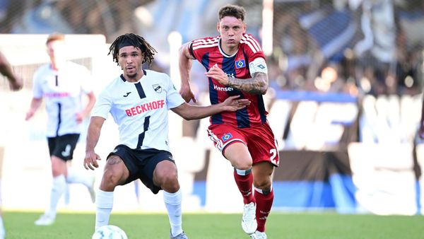 SoccerHSV-Kapitän Remberg (r.) im Duell mit Eze