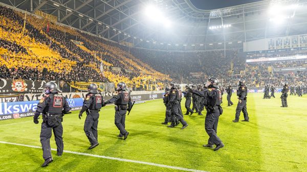 Polizeikräfte beim Spiel Dresden gegen Berlin im April
