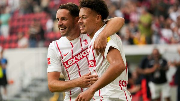 Scherhant (r.) jubelt mit Günter über die Führung