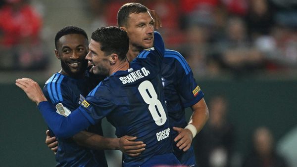 Gosens feiert mit Dzeko