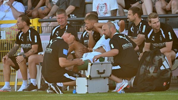 Mohya wird an der Seitenlinie behandelt