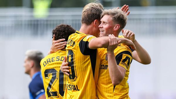 Dresdner Jubel nach dem 1:0 durch Jonas Sterner (r.)