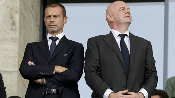 Streiten öffentlich: Ceferin (l.) und Infantino