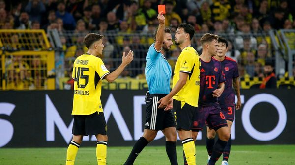 Fehlt beim Pokalauftakt: Ramy Bensebaini (r.)