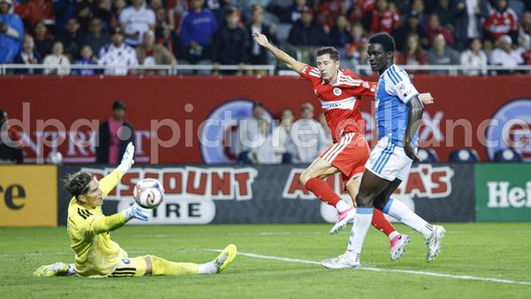 Robert Lewandowski (M.) beim Siegtreffer gegen Charlotte