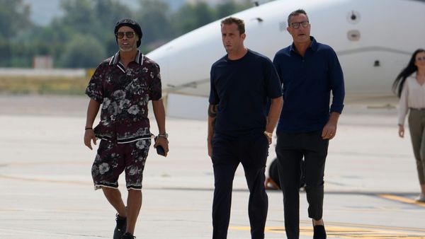 Ronaldinho (l.) ist in Italien gelandet