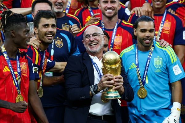 Spaniens Weltmeistermacher Luis de la Fuente (mit Pokal)