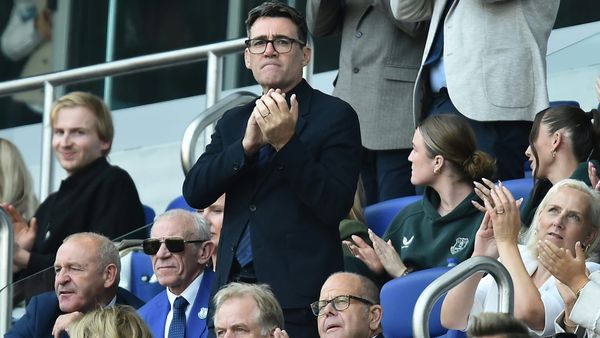 Der britische Premierminister Andy Burnham ist auch Fußballfan