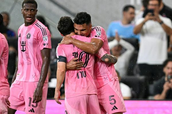 Lionel Messi (Nummer 10) wird als Vorlagengeber gefeiert.