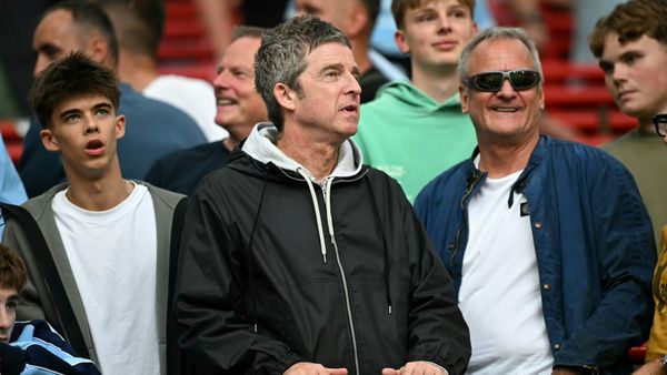 Noel Gallagher (M.) beim Manchester-Derby