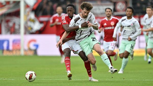 St. Paulis Metcalfe (r.) im Zweikampf mit Cottbus-Profi Manu