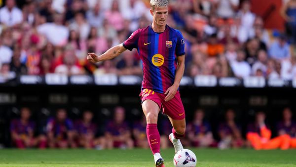 Dani Olmo für Barca am Ball
