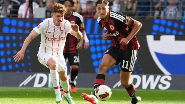 Philipp Treu (l.) gegen Younes Ebnoutalib