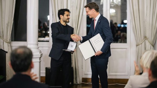 Gündogan (l.) und NRW-Ministerpräsident Wüst