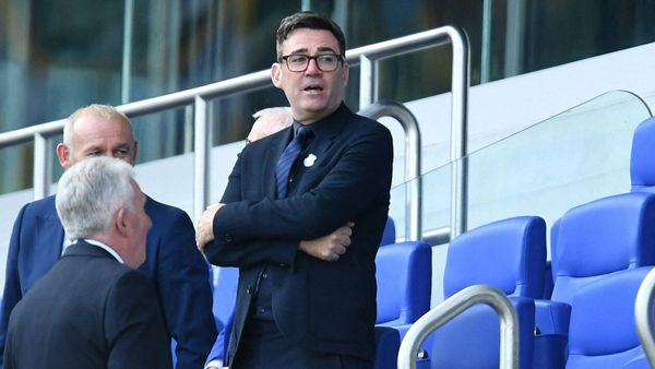 Andy Burnham (M.) bei einem Fußballspiel in Everton