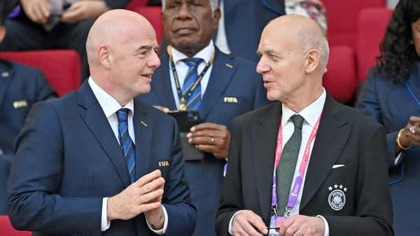 DFB-Boss Neuendorf (r.) bei der WM 2022 mit Infantino