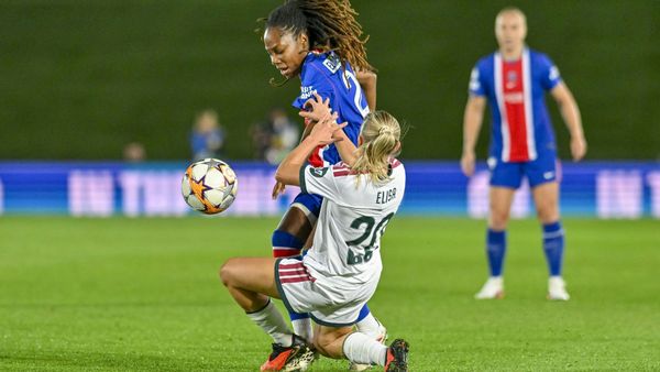 Elisa Senß (vorne) im Duell mit Thiniba Samoura von PSG
