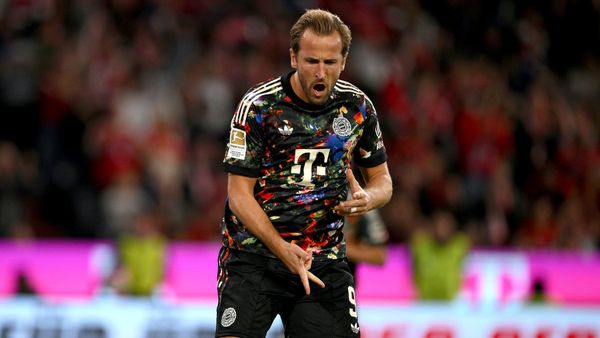 Rekord-Torjäger Harry Kane jubelt im Wiesn-Trikot