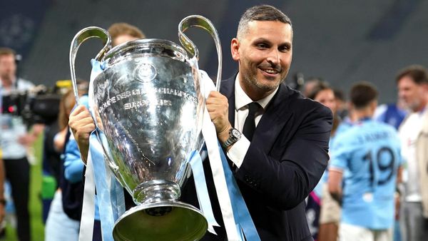 Al Mubarak 2023 mit der Champions-League-Trophäe