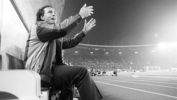 Franz Beckenbauer bei seinem Debüt als Teamchef 1984