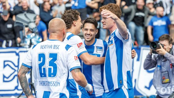 Hertha-Jubel über das 1:0 von Brekalo (2.v.r.)