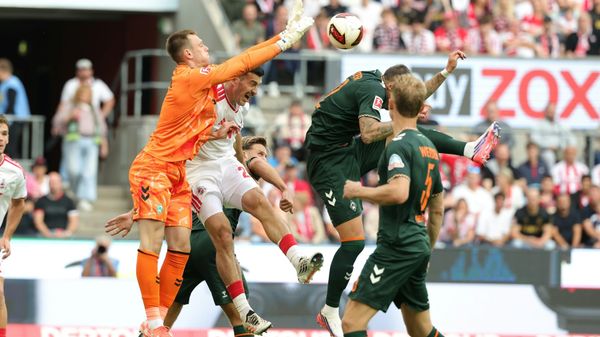 Werder-Torwart Karl Hein klärt vor Luka Lochoshvili