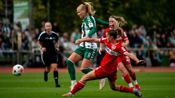 Kampf um den Ball bei Bremen gegen Stuttgart