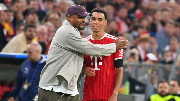 Jamal Musiala (r.) mit Trainer Vincent Kompany