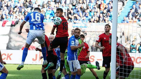 Lukas Wallner (Nr. 16) köpft das Siegtor für Rostock