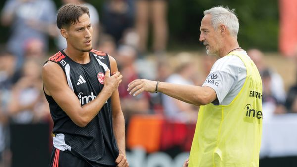 Younes Ebnoutalib (l.) mit Trainer Adi Hütter