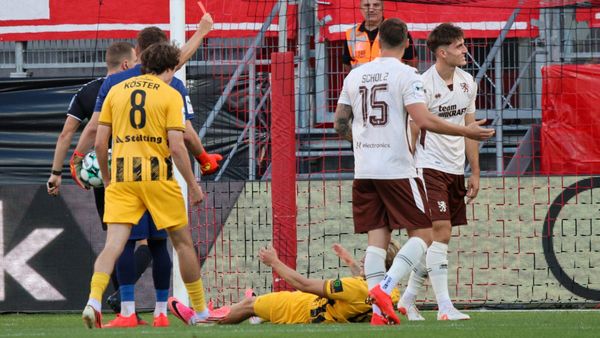 Schon nach vier Minuten sieht Decker die Rote Karte