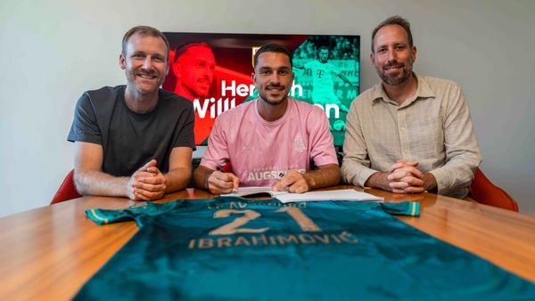 Ibrahimovic (m.) bei der Vertragsunterschrift