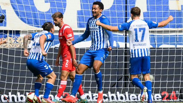 Emmanuel Iyoha (Mitte) feiert mit seinen Teamkollegen