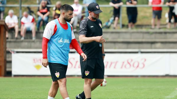 VfB-Trainer Sebastian Hoeneß (r.) mit Deniz Undav