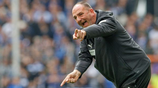 FCH-Trainer Frank Schmidt beim Spiel in Bielefeld