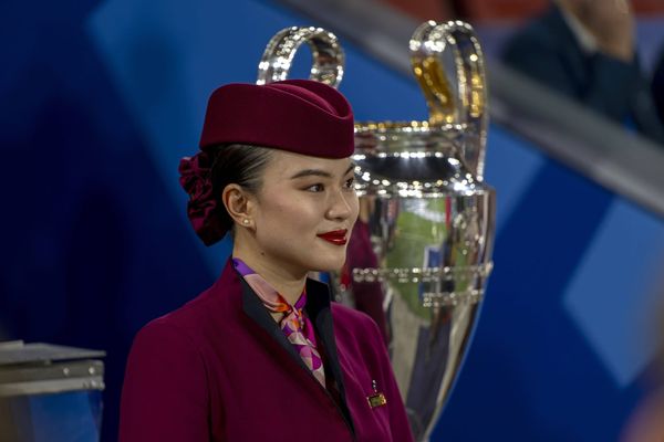 12.08.2026, Fussball UEFA-Supercup 2026: Finale in Salzburg (Österreich), Paris St. Germain - Aston Villa, in der Red Bull Arena (Wals bei Salzburg). Stewardess von Qatar Airways steht als W