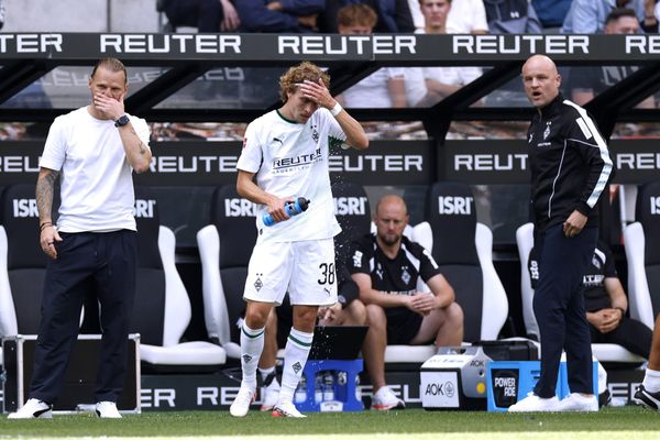 POLANSKI Eugen Trainer Team Borussia Moenchengladbach mit BOLIN Hugo und Sportdirektor SCHROEDER Rouven DFL Fussball Bundesliga Saison 2026 - 2027 BL Spiel Borussia Moenchengladbach - SV Elv