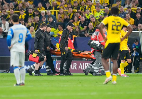 Medizinische Betreuer bringen Konstantinos Karetsas (Borussia Dortmund, 19) nach einer Verletzung vom Spielfeld. Borussia Dortmund vs. Villareal CF, Fussball, UEFA Champions League, 1. Spiel
