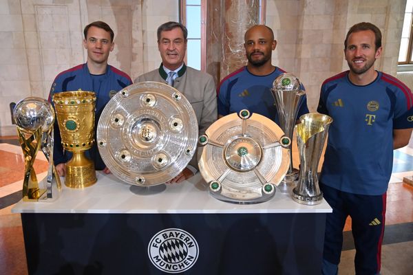 v.li:Manuel NEUER (Torwart Bayern Muenchen), Markus SOEDER (Ministerpraesident Bayern und CSU Vorsitzender), Trainer Vincent KOMPANY (Bayern Muenchen) und Harry KANE (Bayern Muenchen) stehen