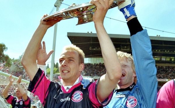 Fussball 1. Bundesliga 1996 1997 34. Spieltag 31.05.1997 Deutscher Meister 1997 FC Bayern München Mario Basler (li) und Torwart Oliver Kahn mit Meisterschale FOTO: WEREK Pressebildagentur xx
