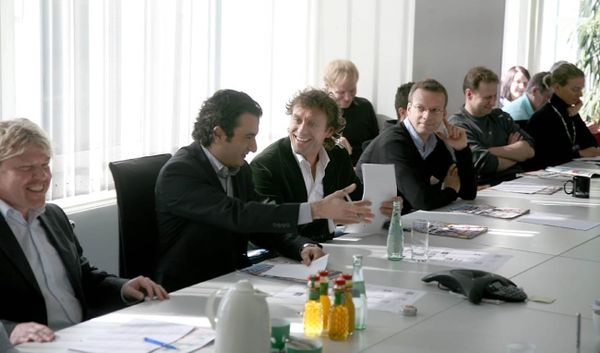 Alex Steudel mit Thomas Doll in der Redaktionskonferenz 2009. Foto: privat