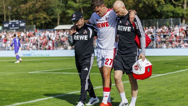 Thijs Dallinga wird gestützt