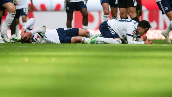 Zusammenstoß: Robin Gosens und Soufiane El-Faouzi (r.)