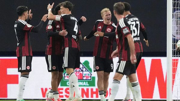 Eintracht Frankfurt) bejubelt den Sieg im Volkspark.