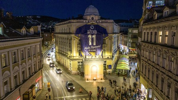 Dzekos Trikot in XXL über der Ewigen Flamme in Sarajevo