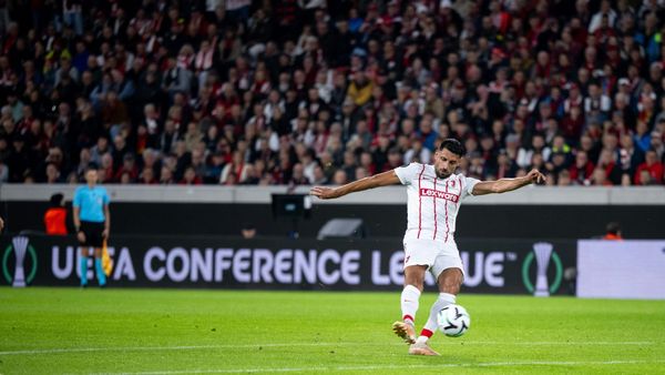 Vincenzo Grifo trifft per Freistoß zum 1:0