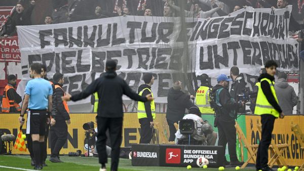 Schuster redet wütend auf die Fans ein